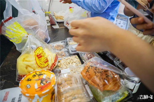 爆！仅10㎡的食品厂，凌晨5点排长队，最低1元的小吃凭什么火？